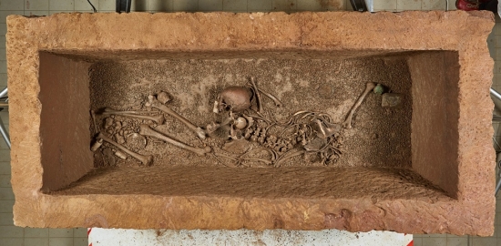 Romeinse sarcofaag boordevol schoonheidsartikelen